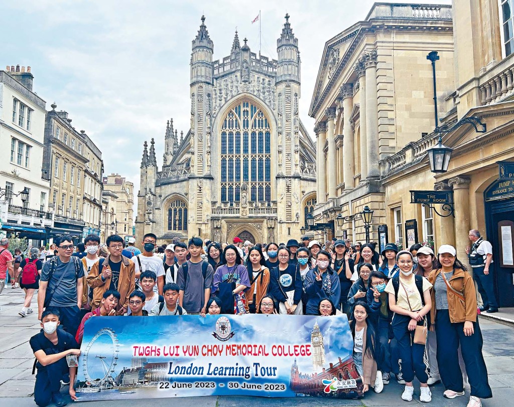 学生到访巴斯古城,了解英国的宗教、文化及历史背景。