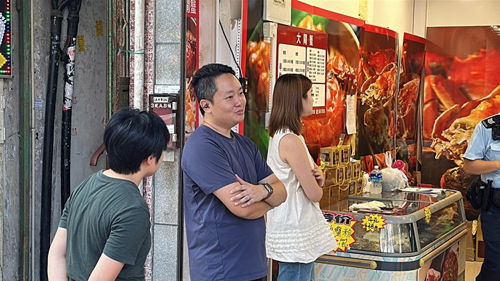 陳先生講述店內被盜情況。