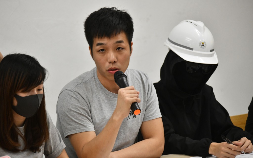 香港去年因反修例觸發的亂局，在社會的方方面面都爆發出來，包括在公務員隊伍之內，焦點之一是「新公務員工會」主席顏武周(中)。