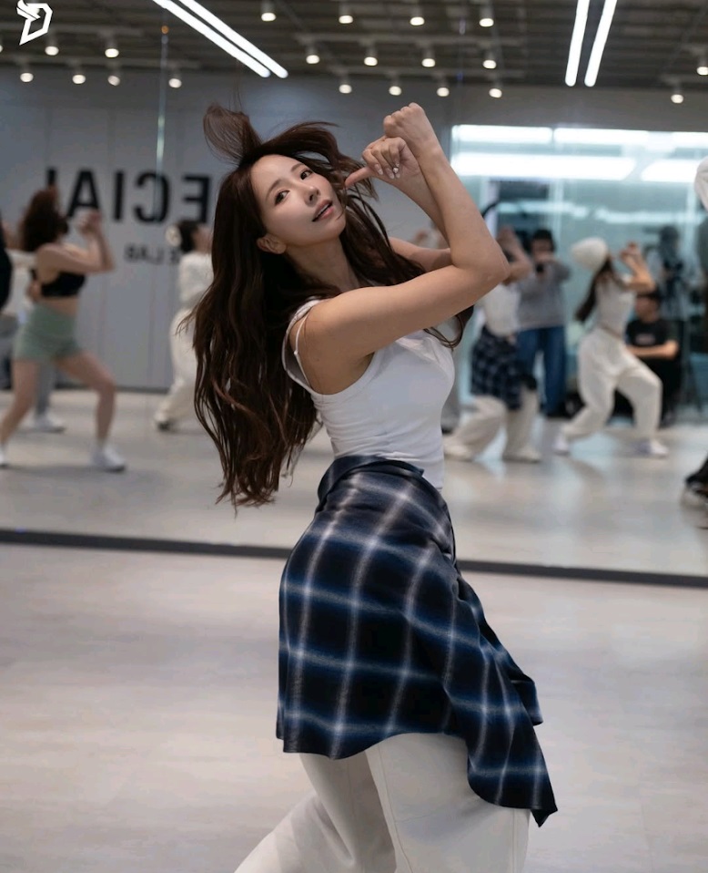 夢想家隊晒出女神綵排照，可見三上悠亞盡使出前SKE48成員的偶像功架。