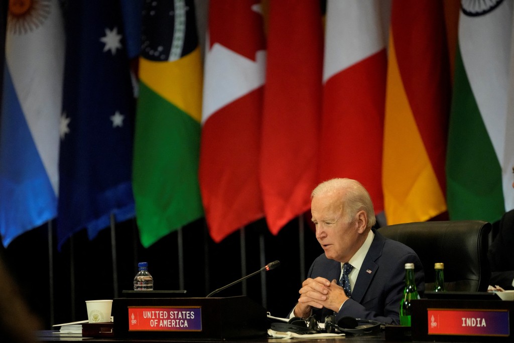 美國總統拜登在印尼巴厘島努沙杜瓦舉行的G20領導人峰會上發表講話。路透