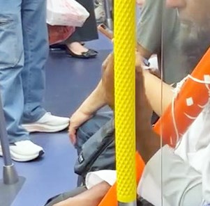有「鼻屎怪」在港鐵出沒。一名男乘客在車廂 內沉浸式撩鼻屎後，把所出之物在眾目睽睽下 肆無忌憚地揩落身旁的扶手上。Threads截圖