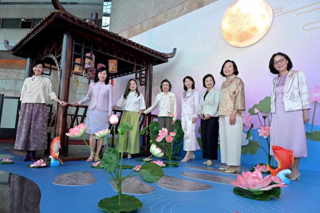 多位女官員，包括陳美寳及麥美娟，均一同穿上由香港知專設計學院學生設計的華服。麥美娟fb