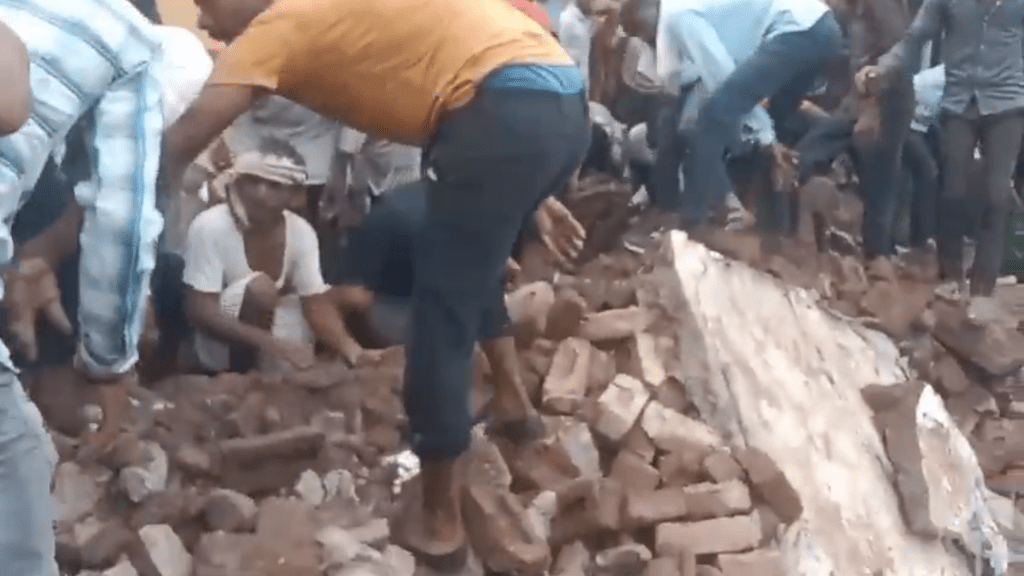 当地居民连忙翻开瓦砾救人。 X@rajeshlodha