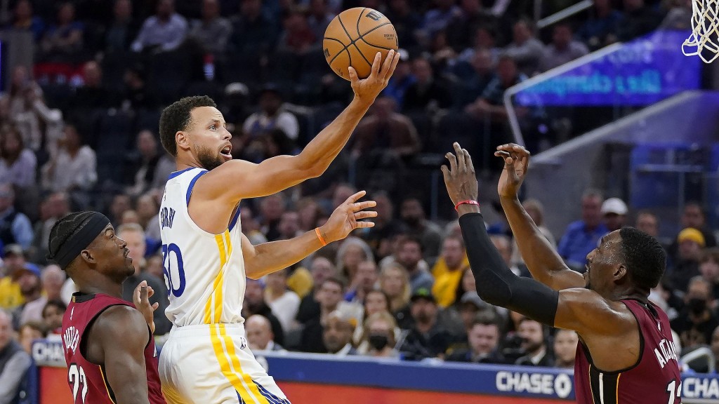 史堤芬居利(白衫)攻入三十三分。AP