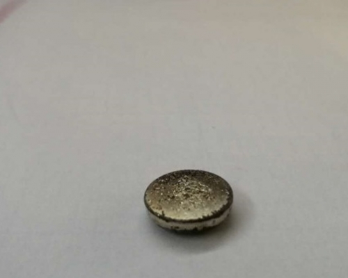 11個月大的女嬰體内排出了一顆鈕扣電池。 網上圖片