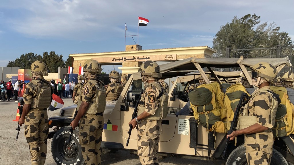 群眾過境期間，埃及軍人嚴陣以待。 美聯社