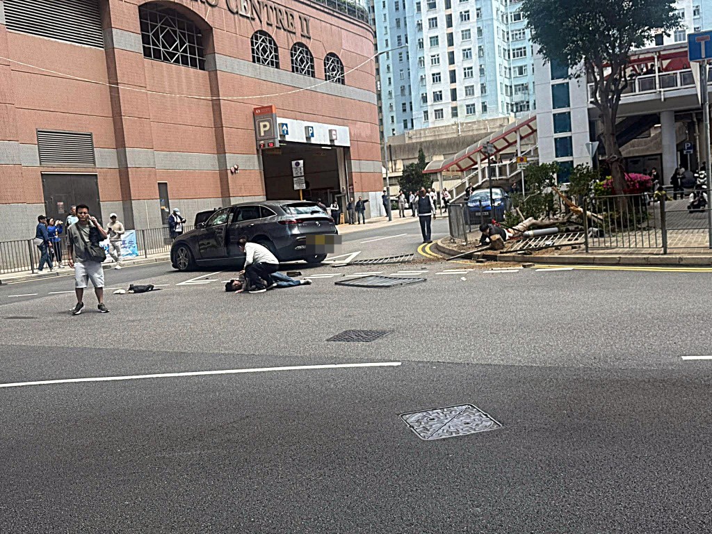 有途人協助傷者。網圖 有途人協助傷者。網圖