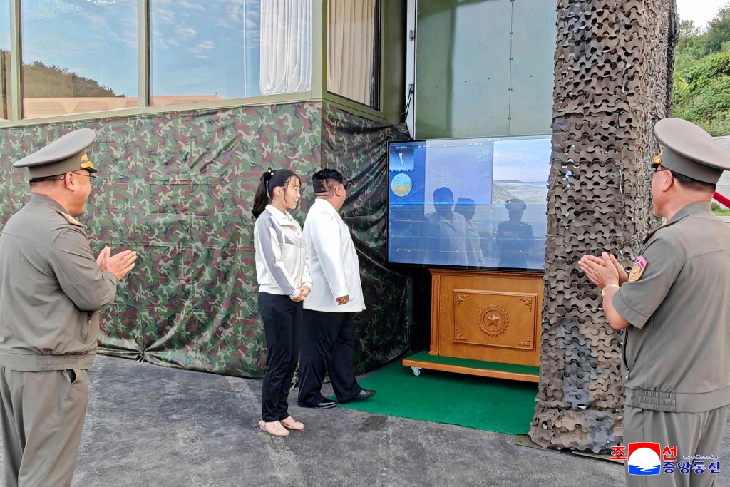 金正恩在女儿金主爱陪同下视察新型武器试验。法新社