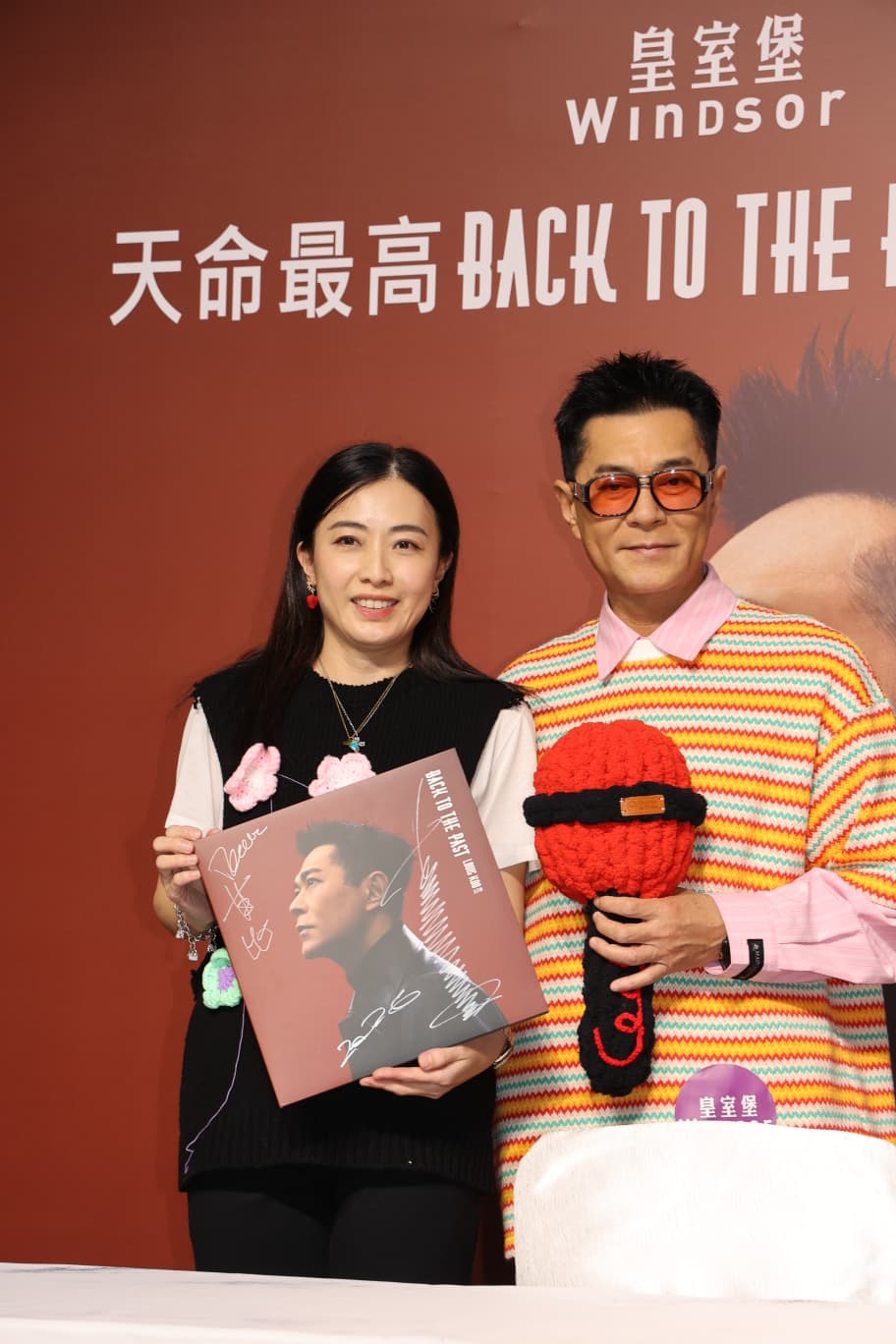陳凱韻把親自鈎織的咪高峰送給古仔，祝願專輯大賣。