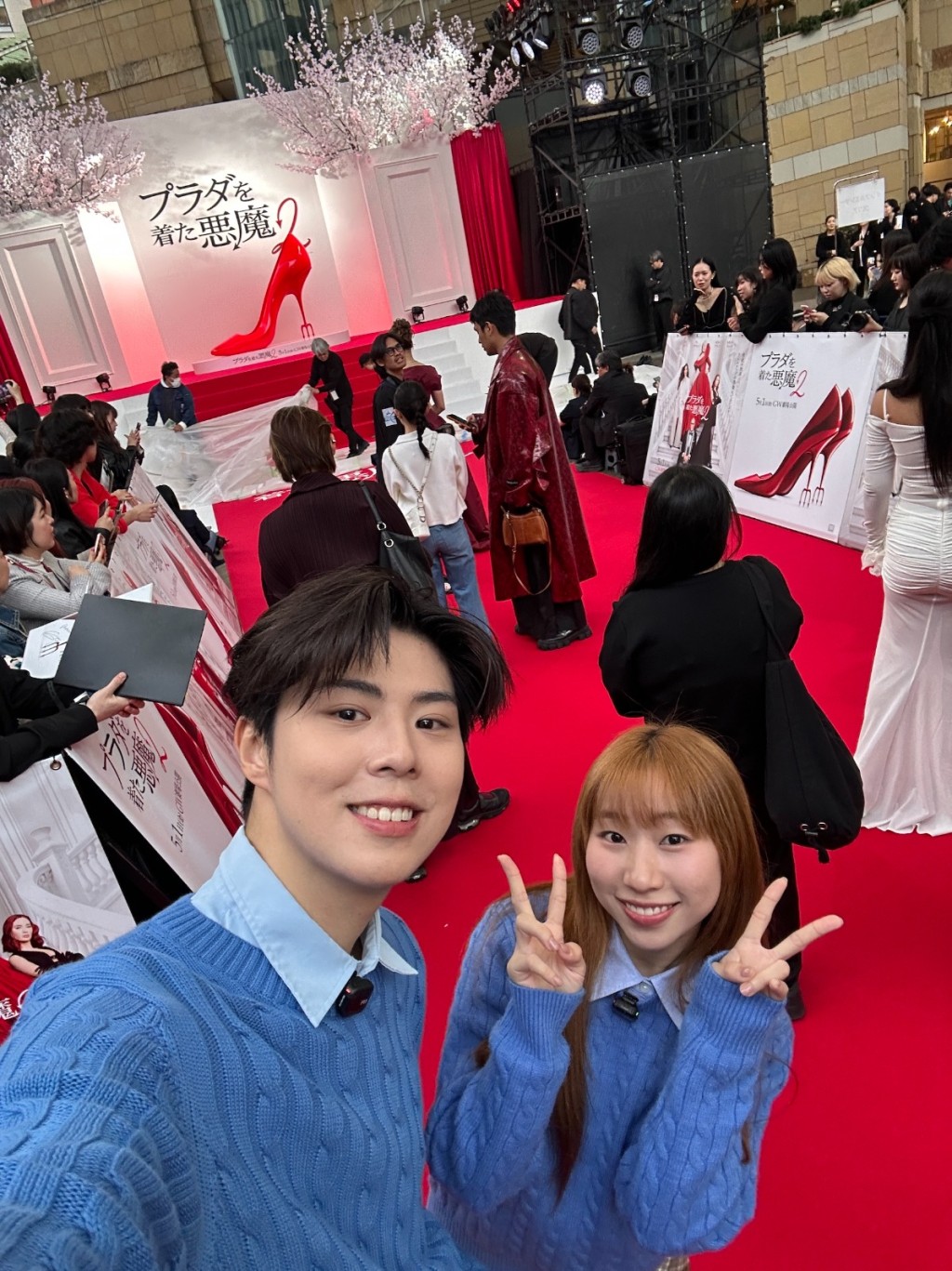 朱Mic、麗英搞鬼地穿上安妮夏菲維於首集被彈的那件經典天藍色同款毛衣,自稱「Cerulean小隊」。 朱Mic、麗英搞鬼地穿上安妮夏菲維於首集被彈的那件經典天藍色同款毛衣,自稱「Cerulean小隊」。