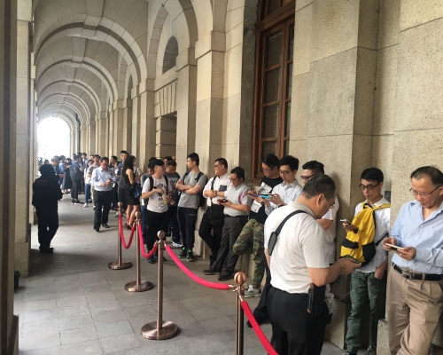 逾60人門外等候。方嘉欣攝