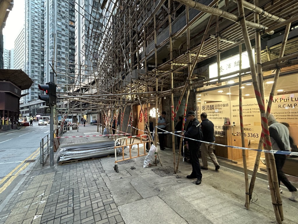 市民途經永光閣時，都會在棚底下行走。曾志恒攝