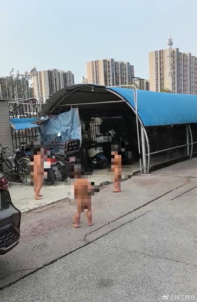 上海一屋苑數小孩裸奔,母親直言「管不住」惹住戶報警。微博 上海一屋苑數小孩裸奔,母親直言「管不住」惹住戶報警。微博