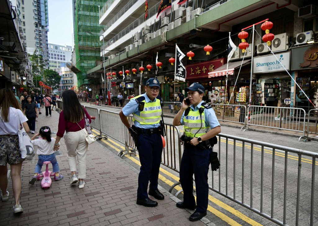 警员在筲箕湾封路，准备舞龙表演。