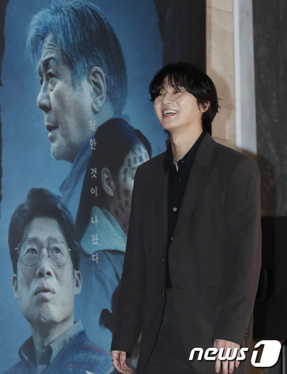 朴敘俊日前以嘉賓身份出席韓片《破墓》首映。
