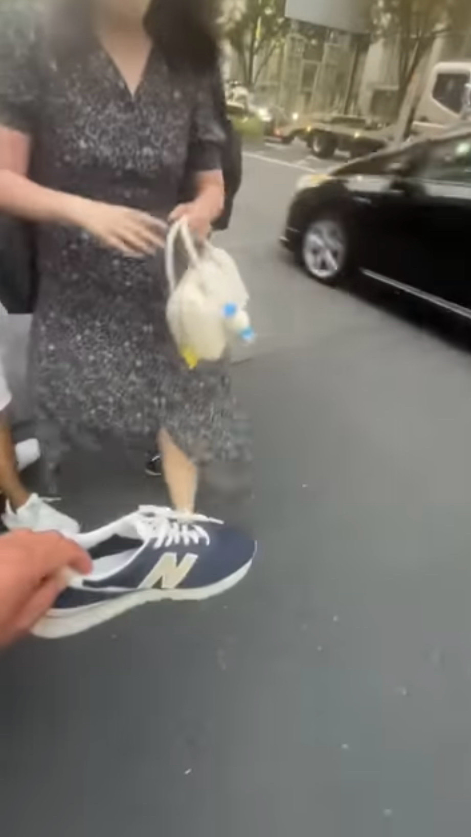 有人把鞋遞給女子。