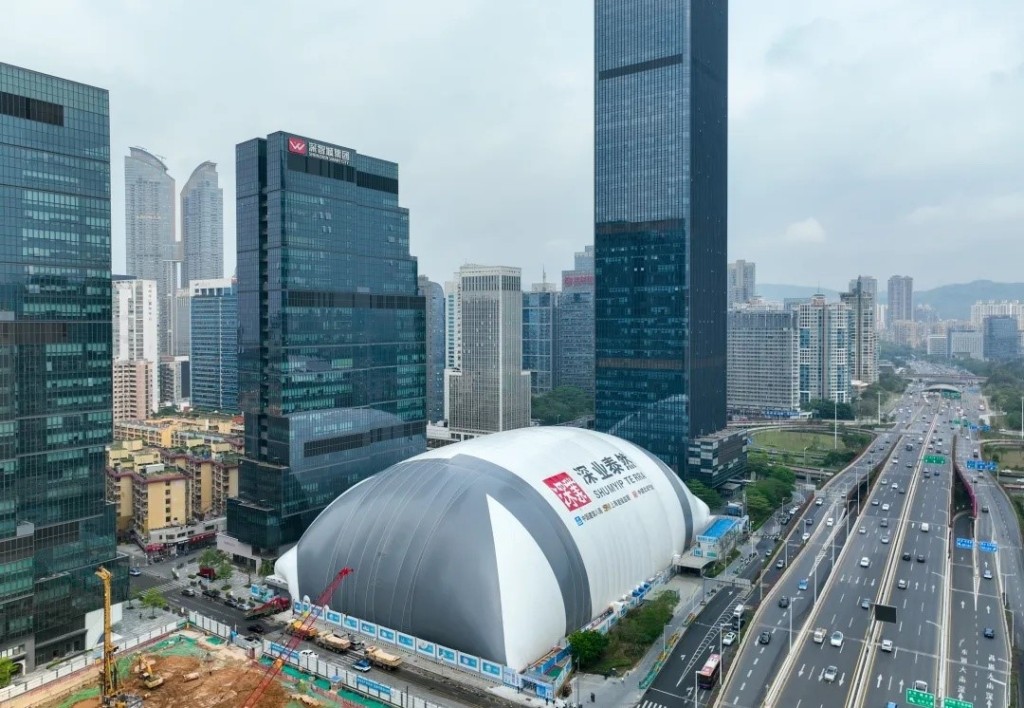 深圳車公廟出現40米高「巨型枕頭」蓋著正在施工的地盤。