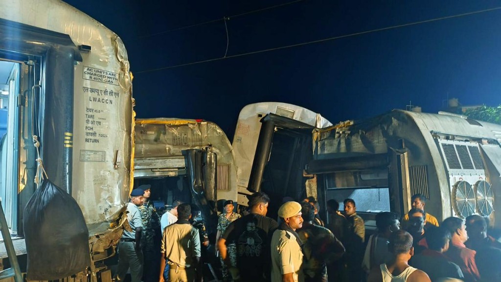 印度列車出軌現場，大批救援人員進行搜救。網上圖片