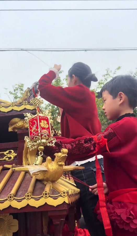 许某蓝被强请上轿与男童完成仪式。