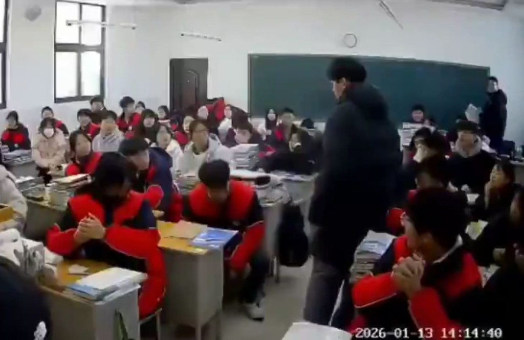 河南有中學生上堂時擸凳狂扑同學後腦。X  