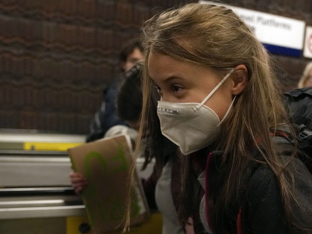 通貝里乘火車抵達格拉斯哥。AP圖