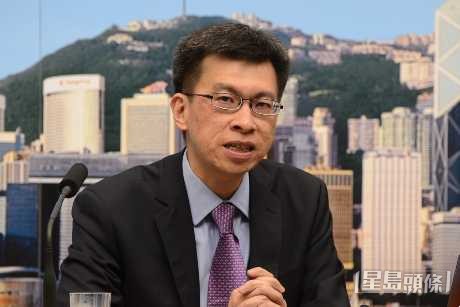 去年曾捲入政府採購樽裝飲用水疑被詐騙事件的財經事務及庫務局常秘黎志華亦有得升。資料圖片 去年曾捲入政府採購樽裝飲用水疑被詐騙事件的財經事務及庫務局常秘黎志華亦有得升。資料圖片