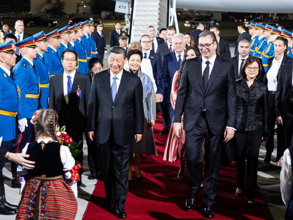 习近平抵达塞尔维亚国事访问，总统武契奇到机场迎接。