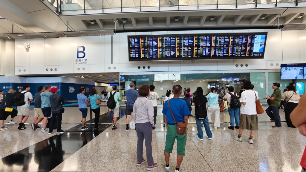 有接機市民在閘口等候。 有接機市民在閘口等候。