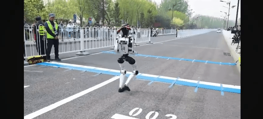 北京人形機械人半馬賽前測試，在起跑線上準備出發。
