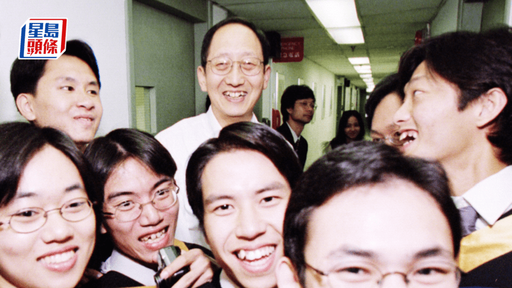 2000年一众香港浸会大学物理系应届毕业生于走廊巧遇诺贝尔物理奖得主崔琦﹐纷纷趋前与偶像大合照。 星岛资料图