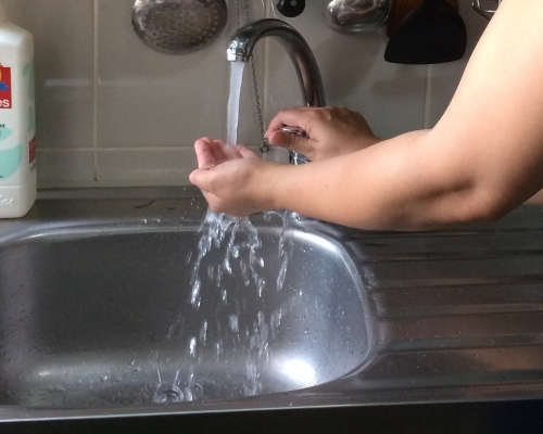 灣仔一個私人非住宅處所取得的水樣本,發現鉛含量超標。資料圖片