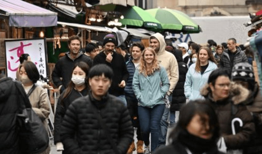 築地市場管理方坦言，市場原為專業食材批發中心，卻因觀光客暴增淪為「過度觀光」重災區，部分老顧客甚至因此流失。法新社