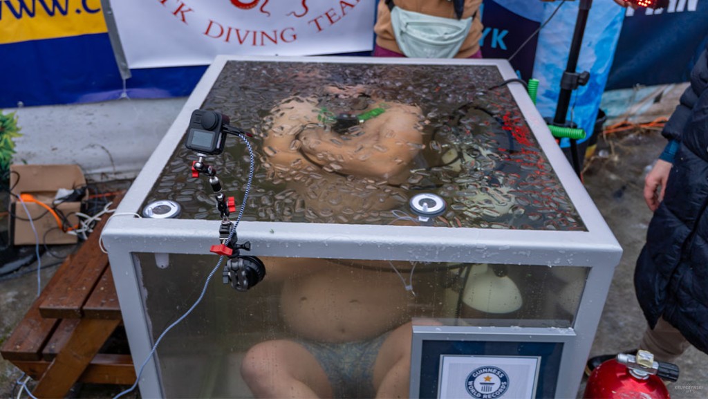 卡斯普日克双手交叉，坐在冰水内。Guinness World Records