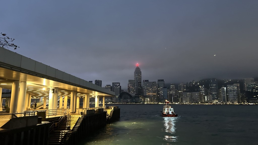 本港地區今日大致多雲,有幾陣微雨。蔡楚輝攝 本港地區今日大致多雲,有幾陣微雨。蔡楚輝攝