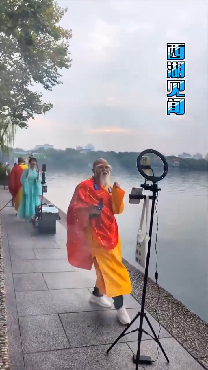 “和尚”在镜头前跳舞。 “和尚”在镜头前跳舞。