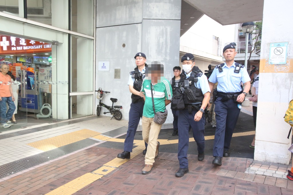 持刀男子被捕。 持刀男子被捕。