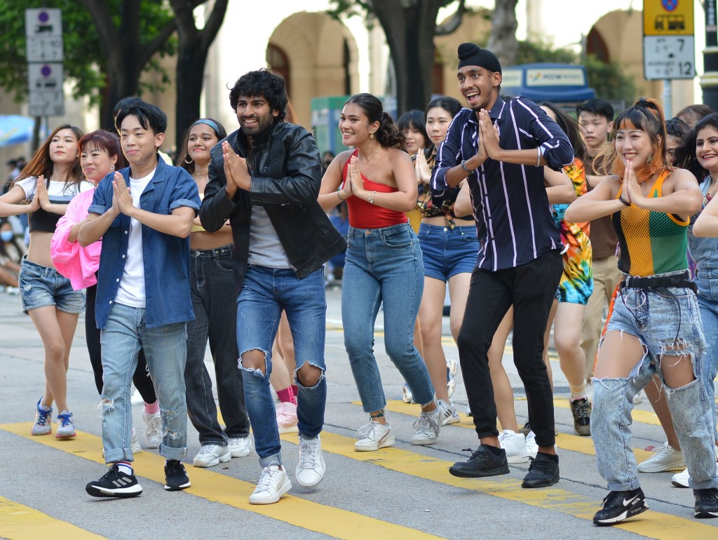 港式Bollywood風格下,《印度咖喱因乜呢》在電影中有配合歌舞。