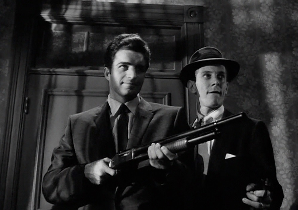 Joe(右)于1956年电影《火拼黑地狱》中,与名导史丹利寇比力克首度合作。