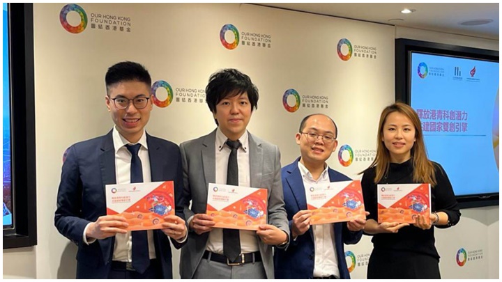 蕭逸駒（左一）指孵化器對在孵企業進行風險投資能達到雙贏局面。 李宇婷攝