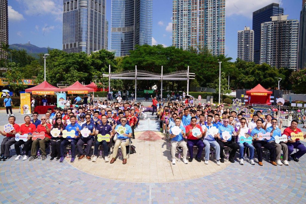 新界南總區於荃灣公園舉辦「與萌童樂·道路安全嘉年華」,與新任道路安全大使攜手以「人寵同行」的理念,宣揚愛護動物及道路安全訊息。 新界南總區於荃灣公園舉辦「與萌童樂·道路安全嘉年華」,與新任道路安全大使攜手以「人寵同行」的理念,宣揚愛護動物及道路安全訊息。