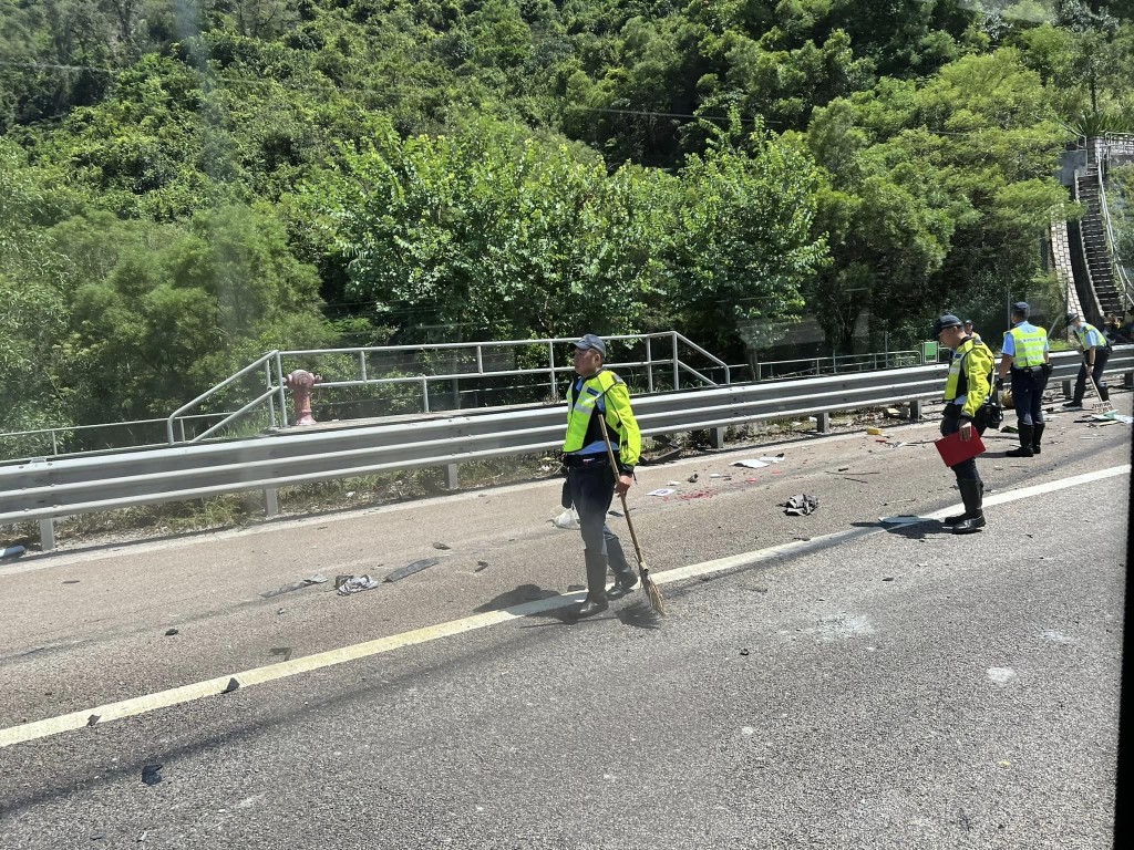 警員清理地上雜物。fb： 香港突發事故報料區