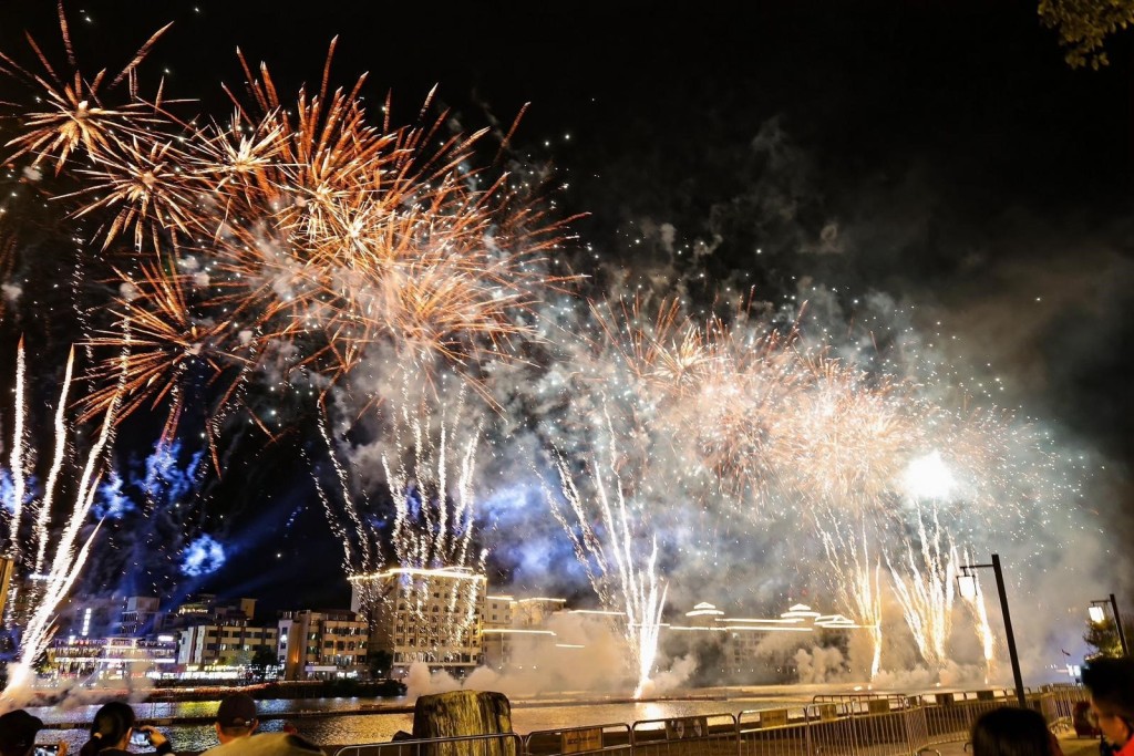 廣州從化亦有煙花表演慶祝馬年來臨,由馬會獨家支持。 廣州從化亦有煙花表演慶祝馬年來臨,由馬會獨家支持。