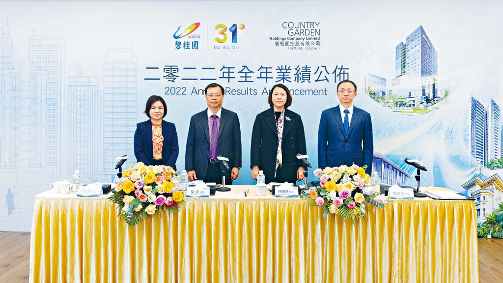 伍碧君(左一)表示,待組織架構完成改善,經濟確定復甦後,將會恢復派息。