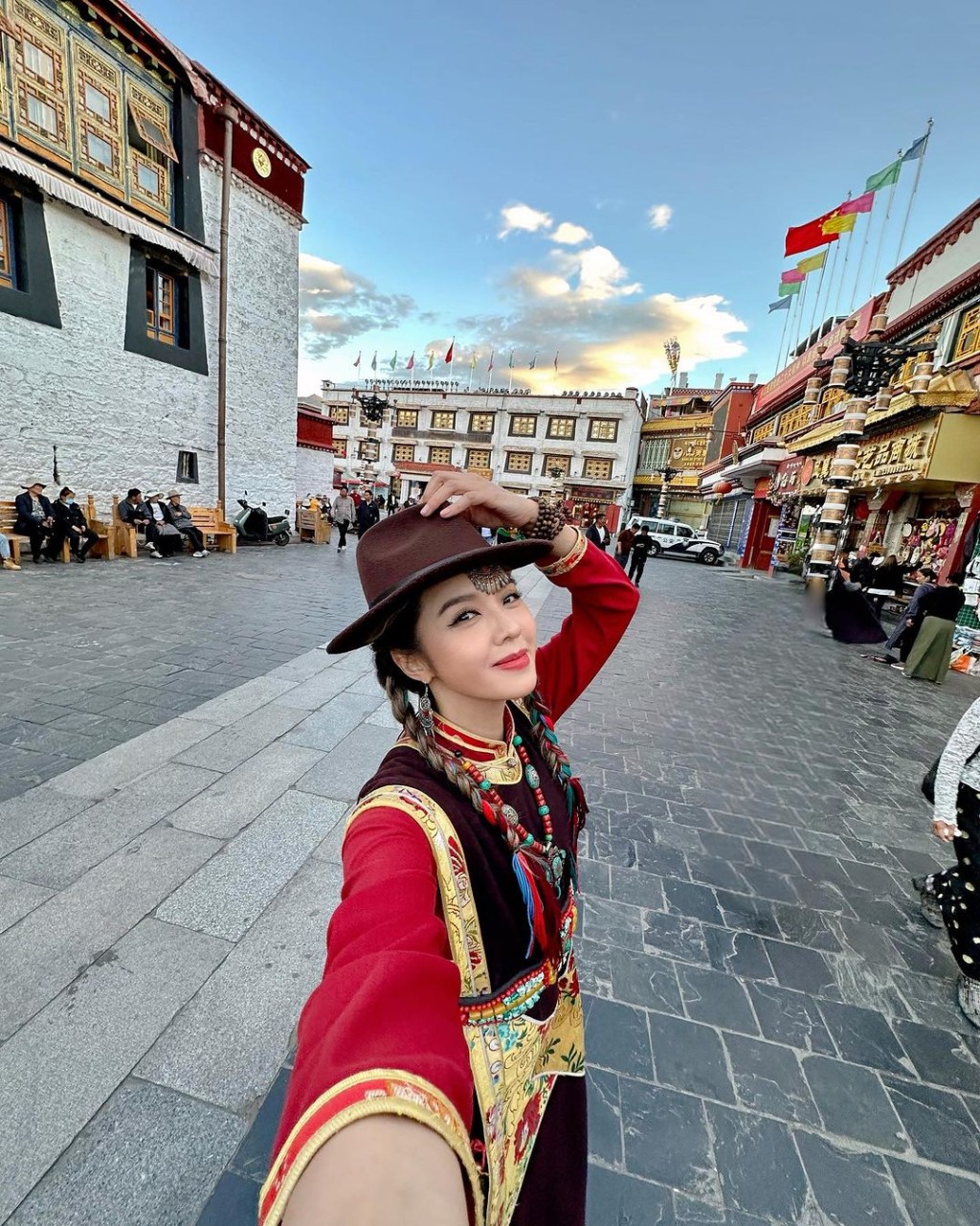 官恩娜​早前飛赴西藏度假。