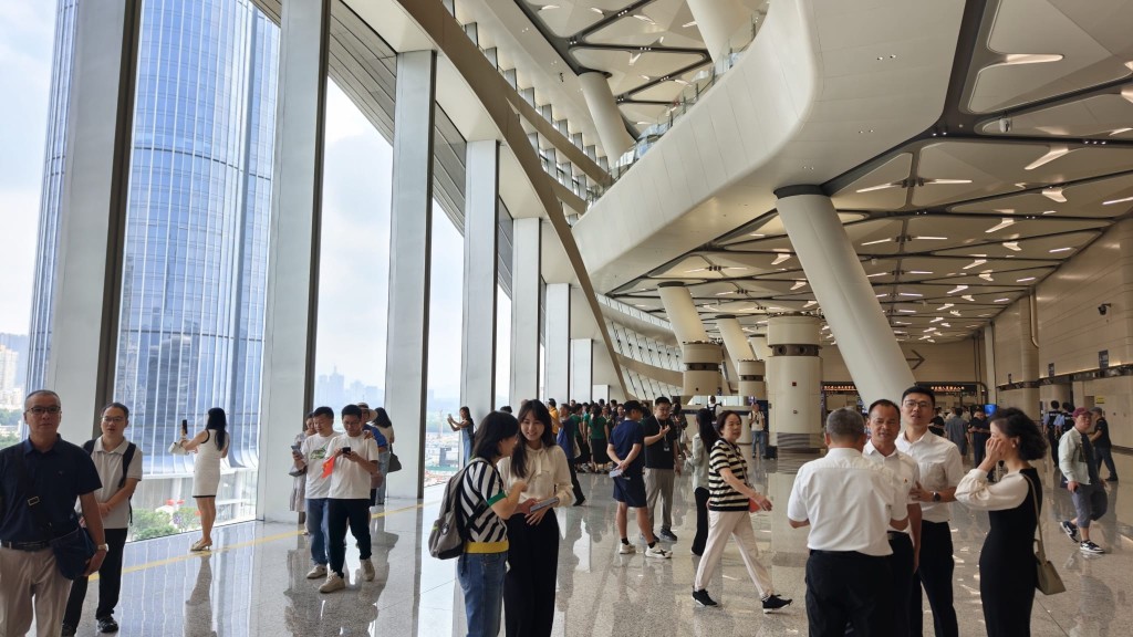 不少南下旅客在玻璃幕牆前打卡拍照。周正豪攝 不少南下旅客在玻璃幕牆前打卡拍照。周正豪攝