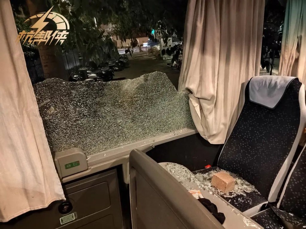中国旅行团在马赛遇袭，旅游巴车窗被砸碎，砖头留在椅子上。