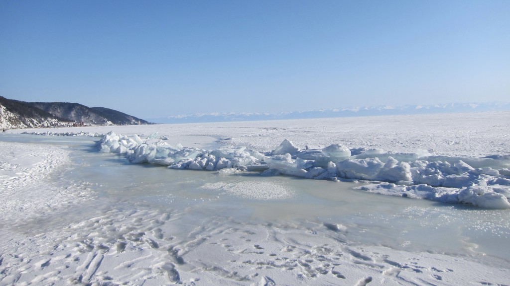 冬季结冰的贝加尔湖。 新华社