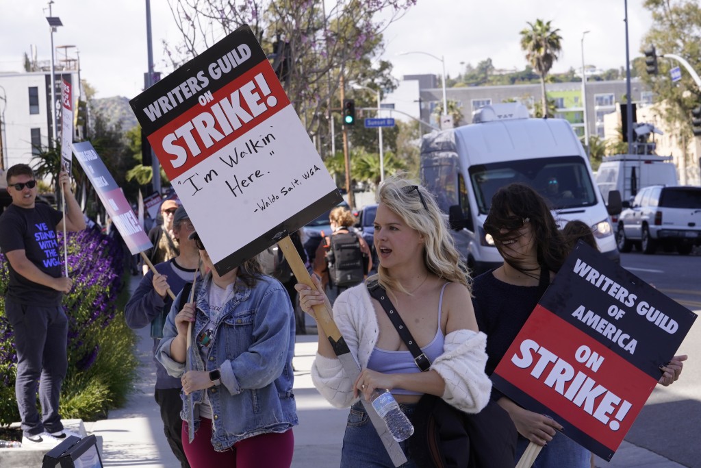 美国编剧工会成员在洛杉矶荷里活附近的日落大道的Netflix大楼外集会。AP