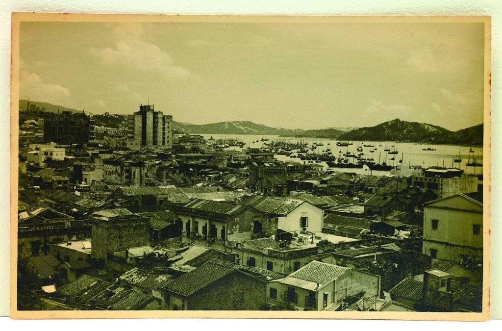 二十世纪中叶，远望内港景色。